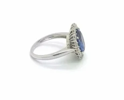 Anello con zaffiro Ceylon e pavè di diamanti