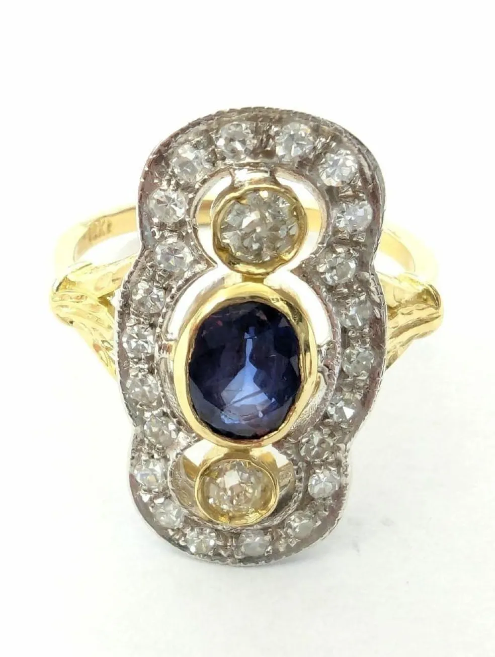 Anello in oro giallo e bianco con zaffiro e diamanti