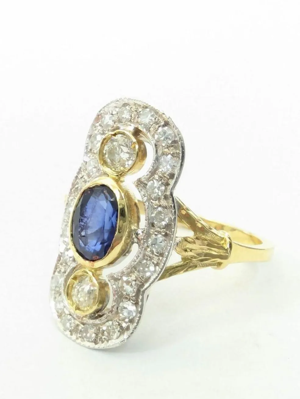 Anello in oro giallo e bianco con zaffiro e diamanti