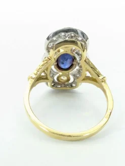 Anello in oro giallo e bianco con zaffiro e diamanti