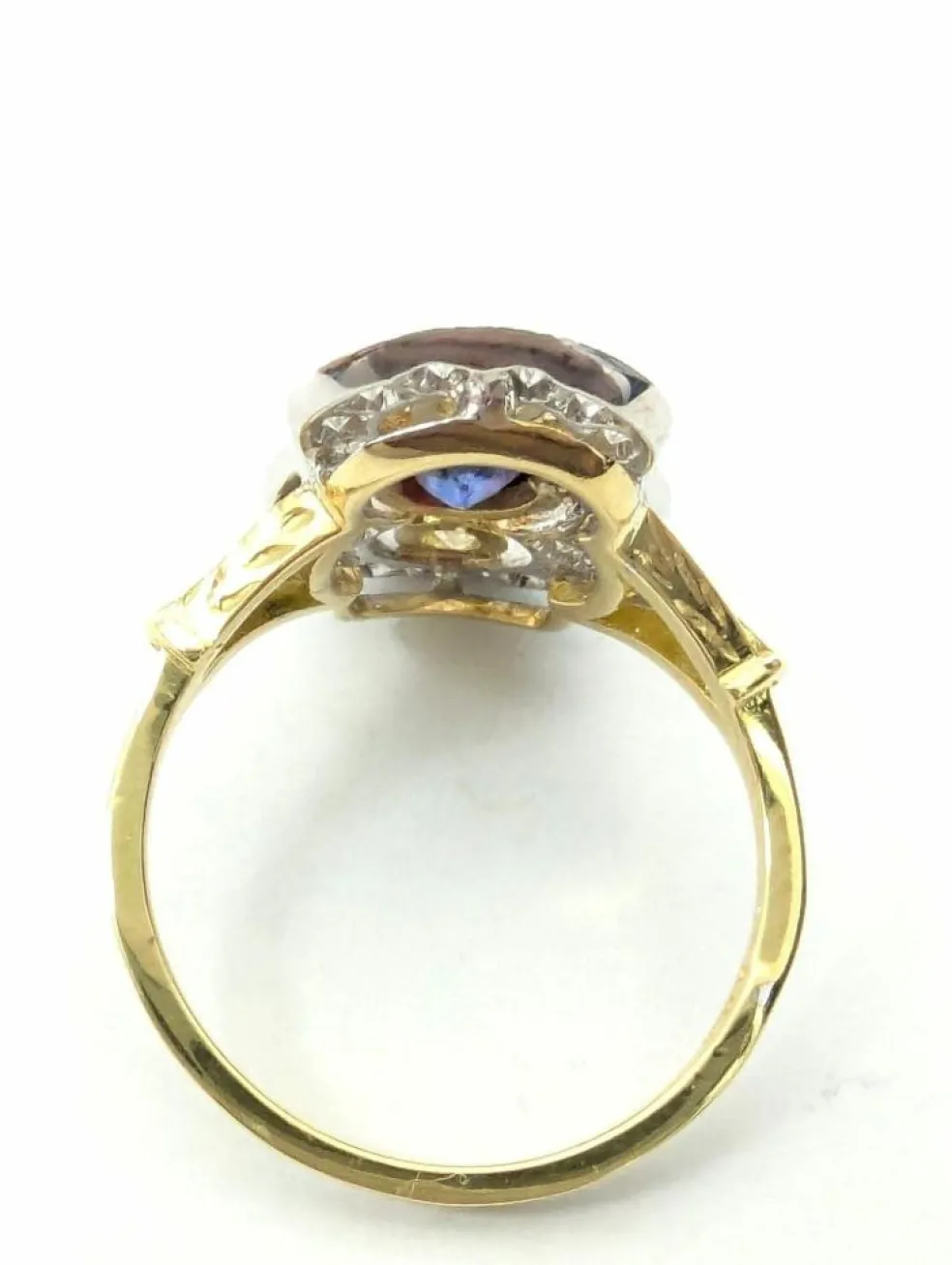 Anello in oro giallo e bianco con zaffiro e diamanti