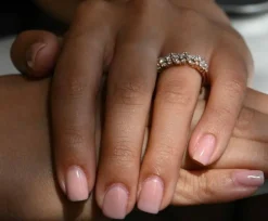 Anneau de mariage en or rose serti de diamants