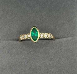 Anneau d'or avec marquise émeraude et diamants