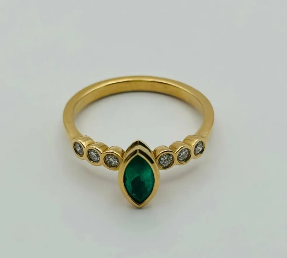 Anneau d'or avec marquise émeraude et diamants