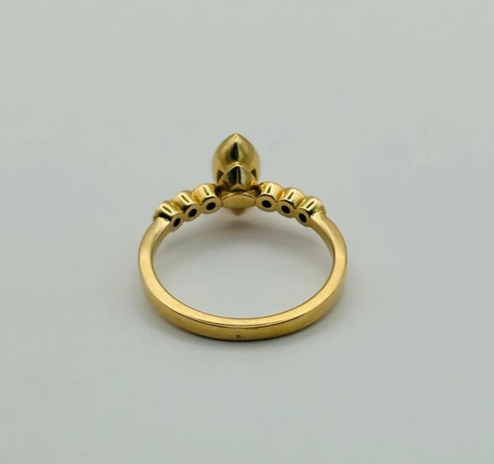 Anneau d'or avec marquise émeraude et diamants