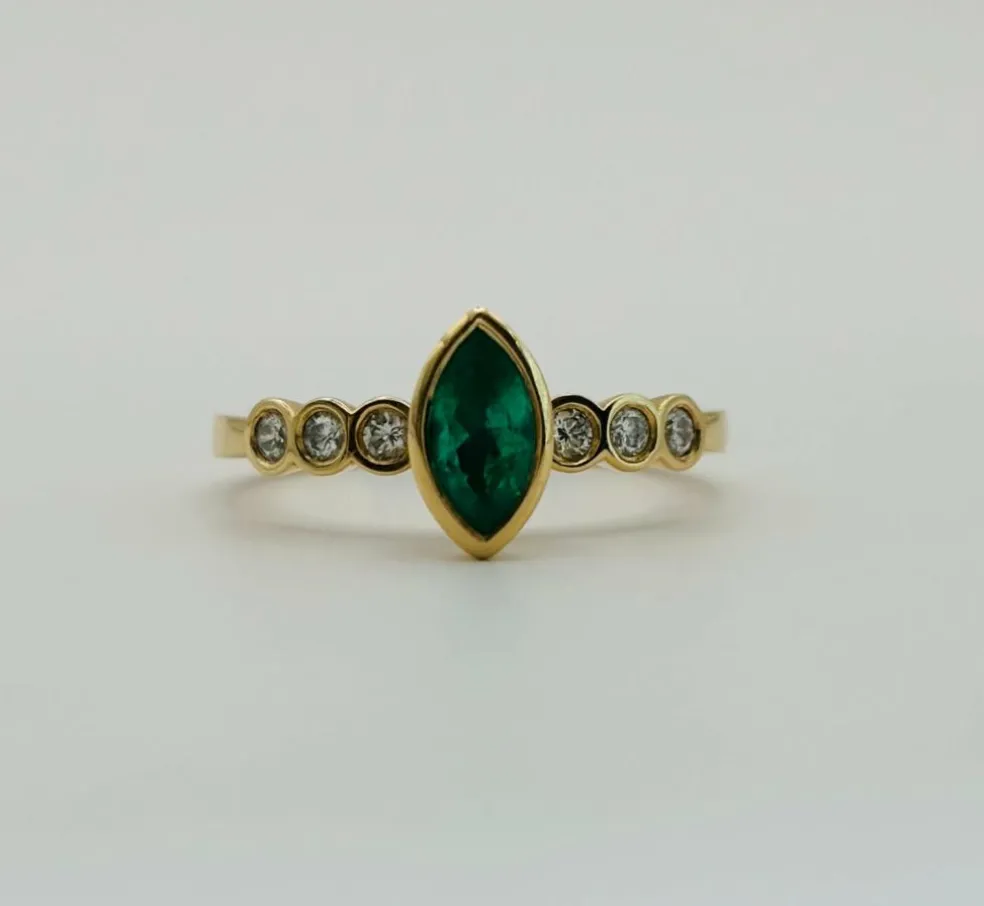 Anneau d'or avec marquise émeraude et diamants