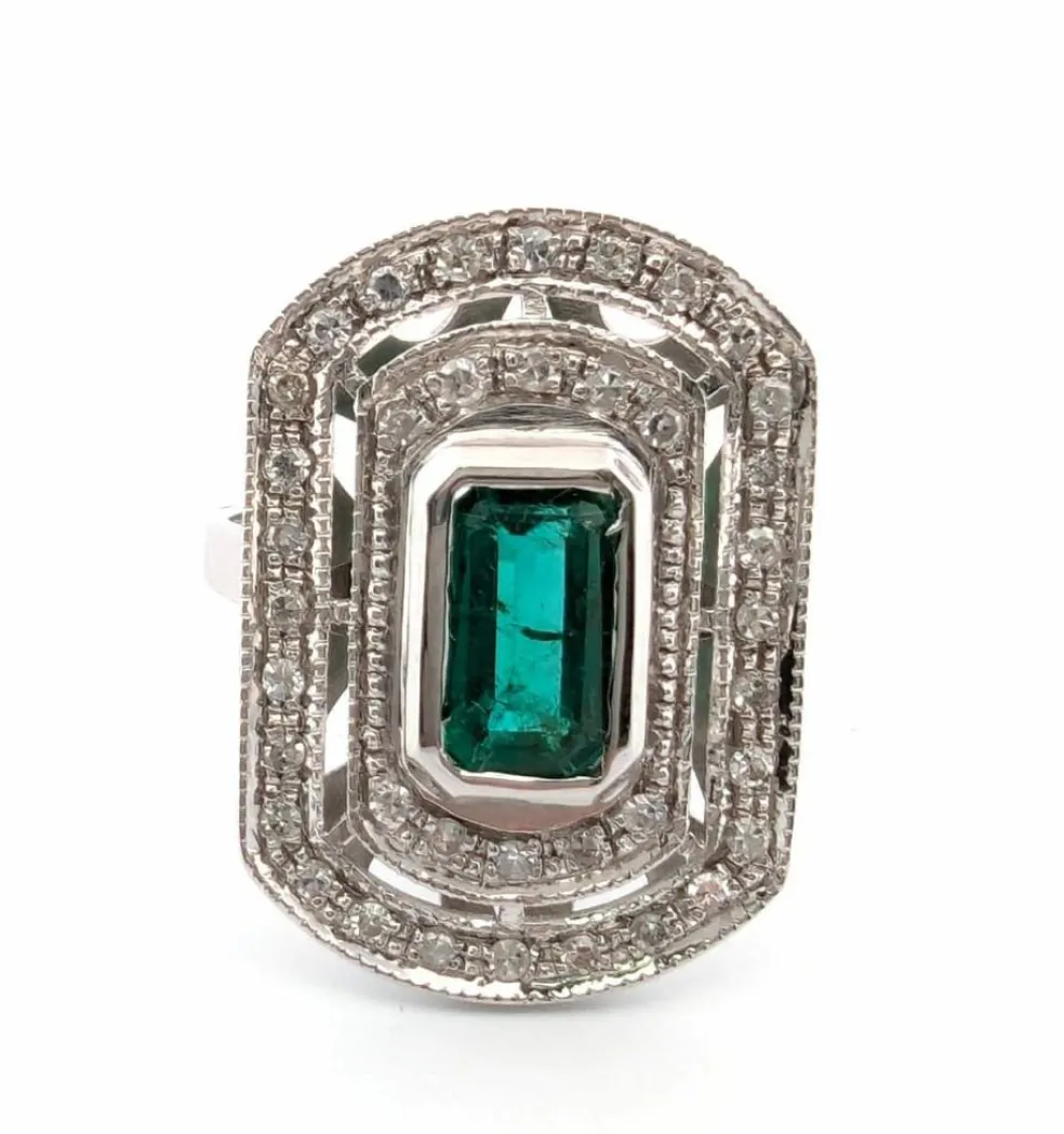 Anneau en or blanc avec émeraude et diamants centraux