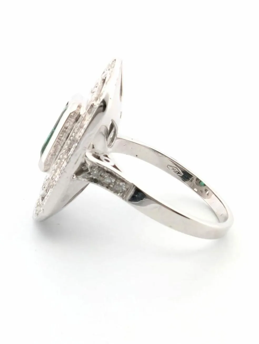 Anneau en or blanc avec émeraude et diamants centraux