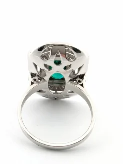 Anneau en or blanc avec émeraude et diamants centraux
