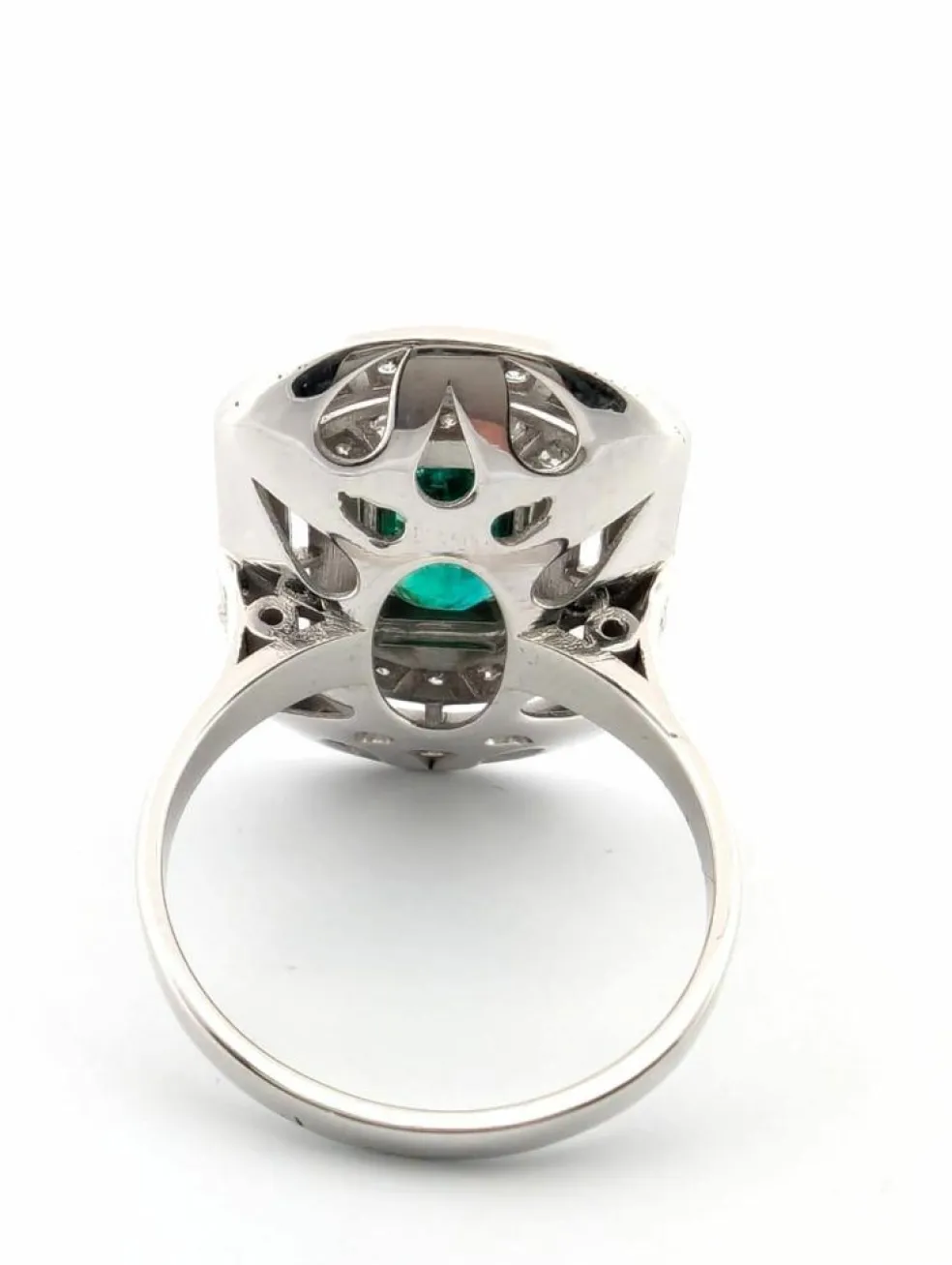 Anneau en or blanc avec émeraude et diamants centraux