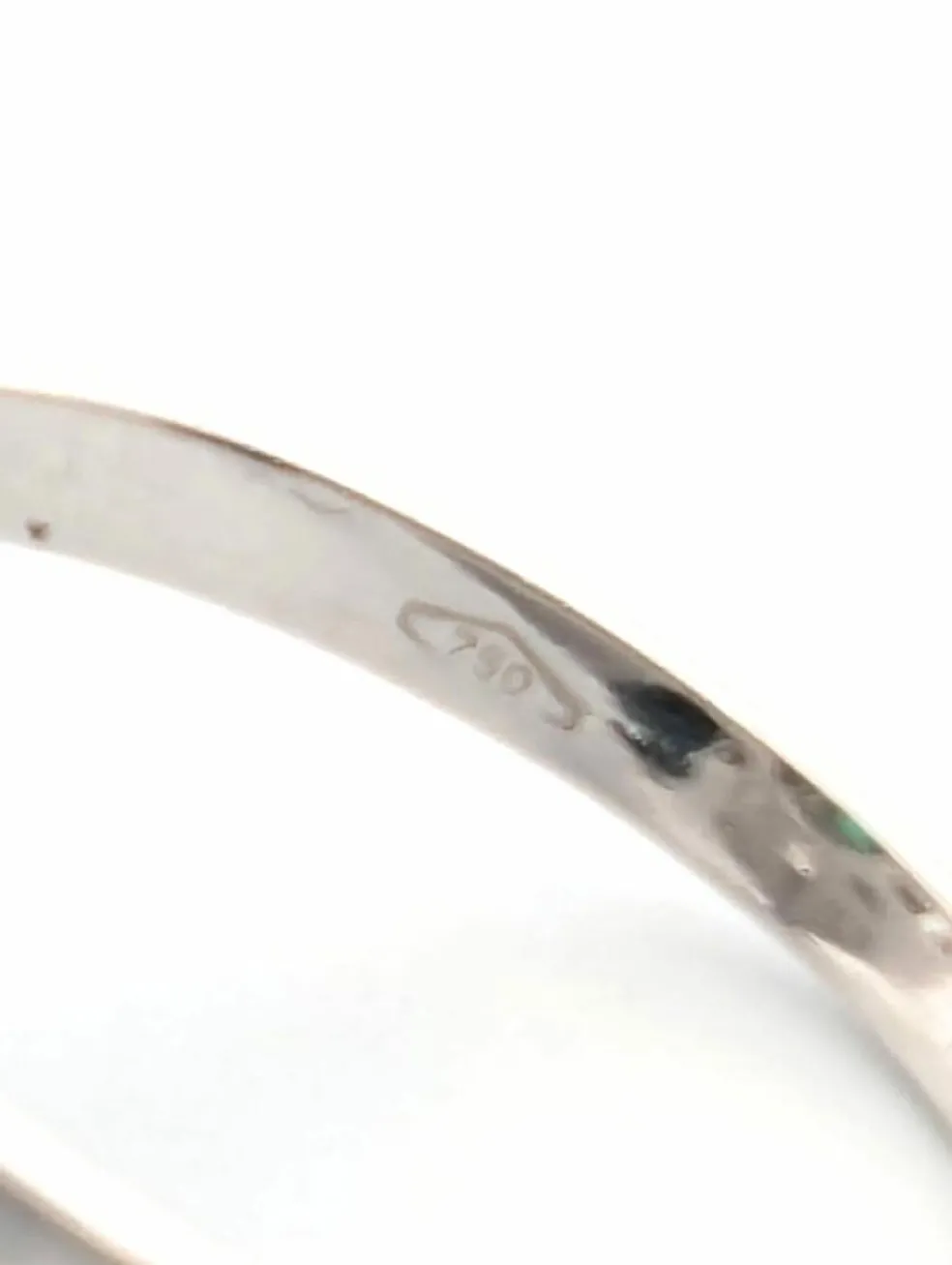 Anneau en or blanc avec émeraude et diamants centraux