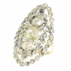 Artisanat victorien : une bague en or et diamants d'allure royale