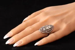 Artisanat victorien : une bague en or et diamants d'allure royale