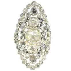 Artisanat victorien : une bague en or et diamants d'allure royale