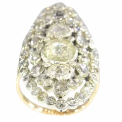 Artisanat victorien : une bague en or et diamants d'allure royale