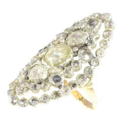 Artisanat victorien : une bague en or et diamants d'allure royale