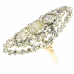 Artisanat victorien : une bague en or et diamants d'allure royale