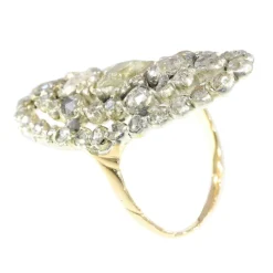 Artisanat victorien : une bague en or et diamants d'allure royale