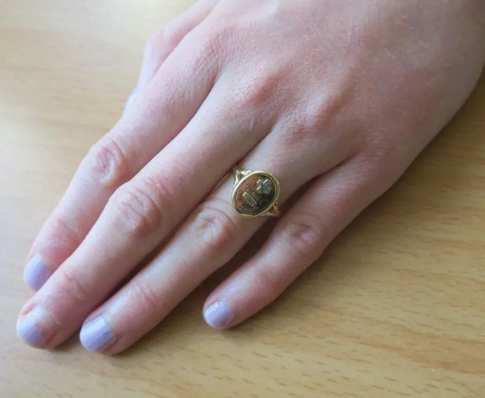 AUGIS - bague chevalière 1920 médaille d’Amour or jaune émail