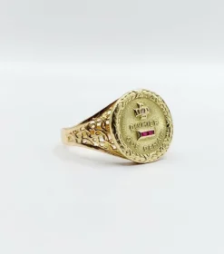 AUGIS - Bague médaille amour or jaune couronne de lauriers ornée de rubis et de diamant (circa 1958)