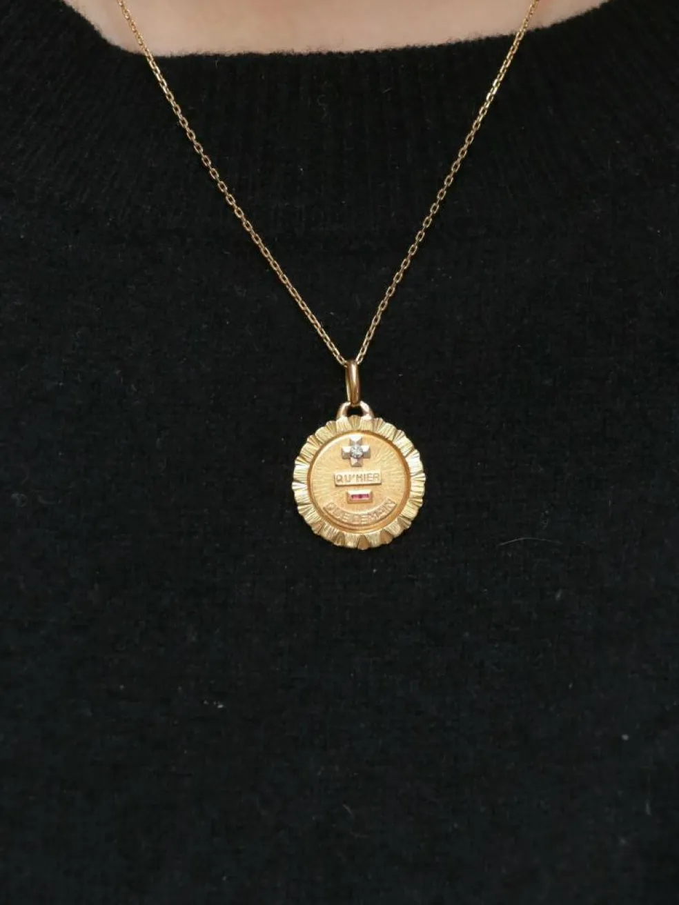 AUGIS - Médaille Amour en or- Plus qu’hier moins que demain