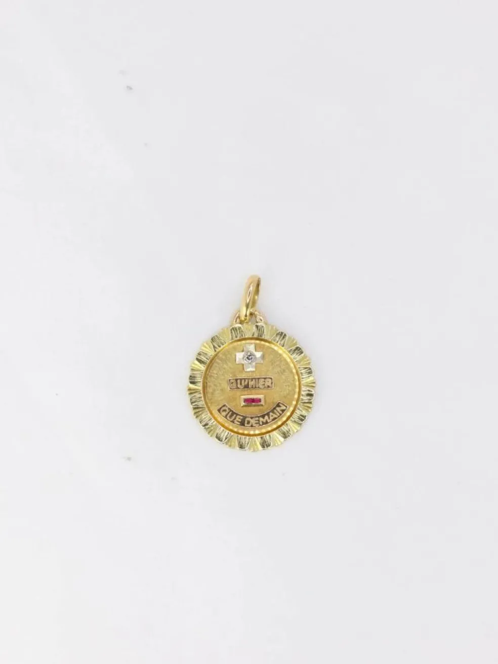 AUGIS - Médaille Amour en or- Plus qu’hier moins que demain