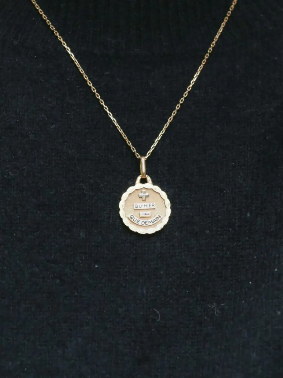 AUGIS - Médaille Amour "Plus qu’hier moins que demain" Or jaune Rubis