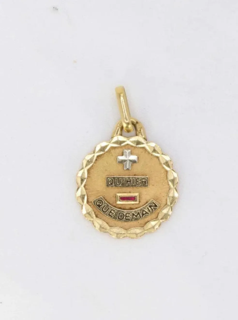 AUGIS - Médaille Amour "Plus qu’hier moins que demain" Or jaune Rubis