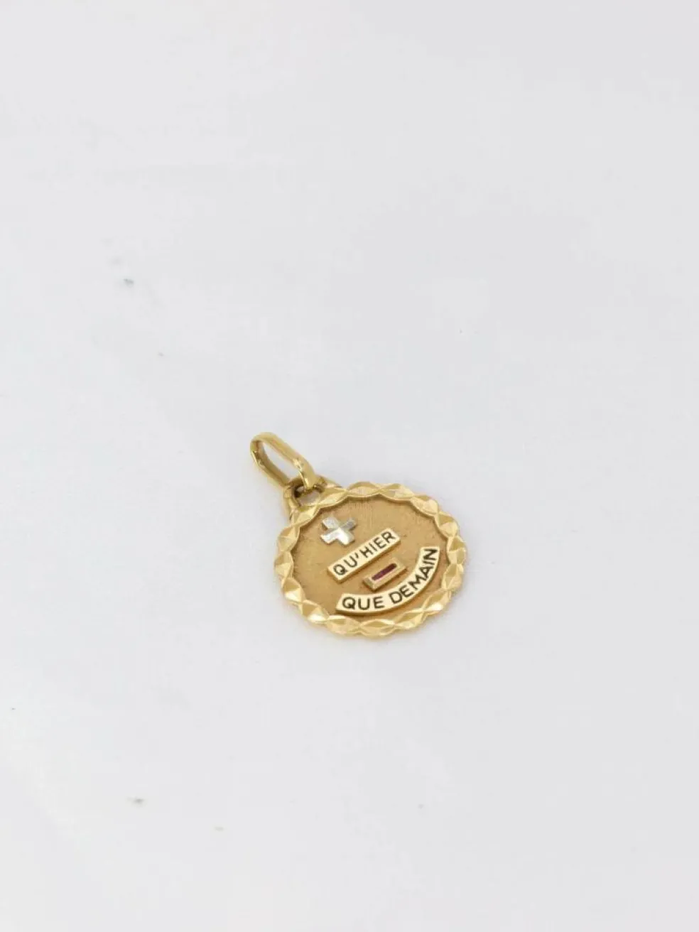 AUGIS - Médaille Amour "Plus qu’hier moins que demain" Or jaune Rubis