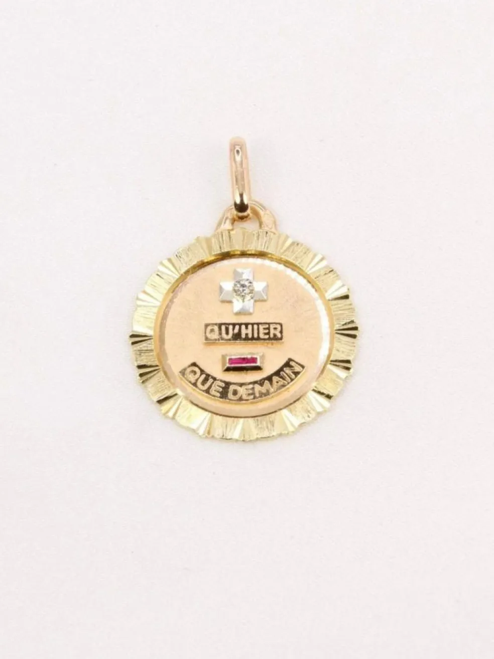 AUGIS - Médaille amour ronde striée or jaune diamant rubis