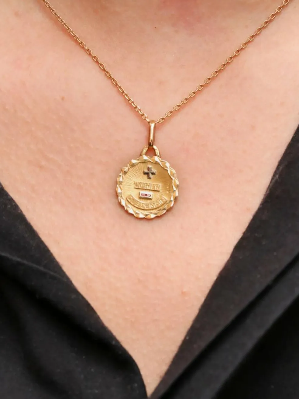 AUGIS - Médaille amour ronde Plus qu'hier moins que demain or jaune rubis