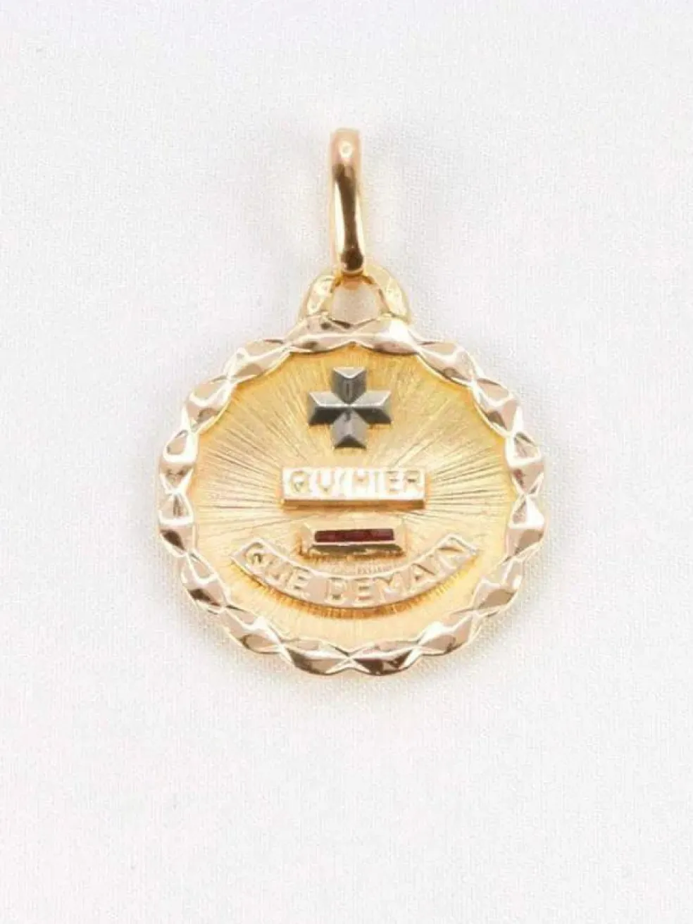 AUGIS - Médaille amour ronde Plus qu'hier moins que demain or jaune rubis motif ovale