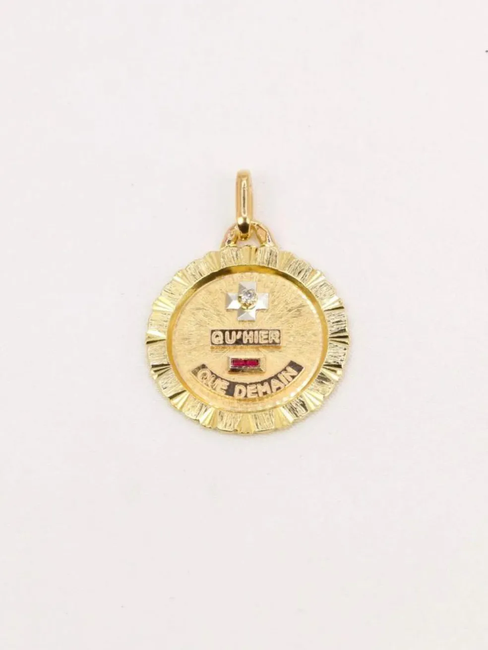 AUGIS - Médaille amour ronde striée or jaune diamant rubis