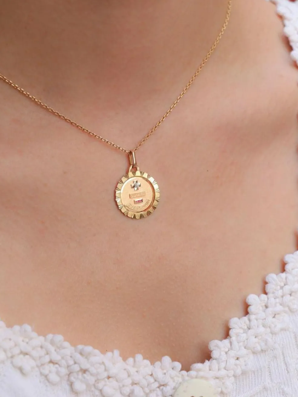 AUGIS - Médaille amour ronde striée or jaune diamant rubis