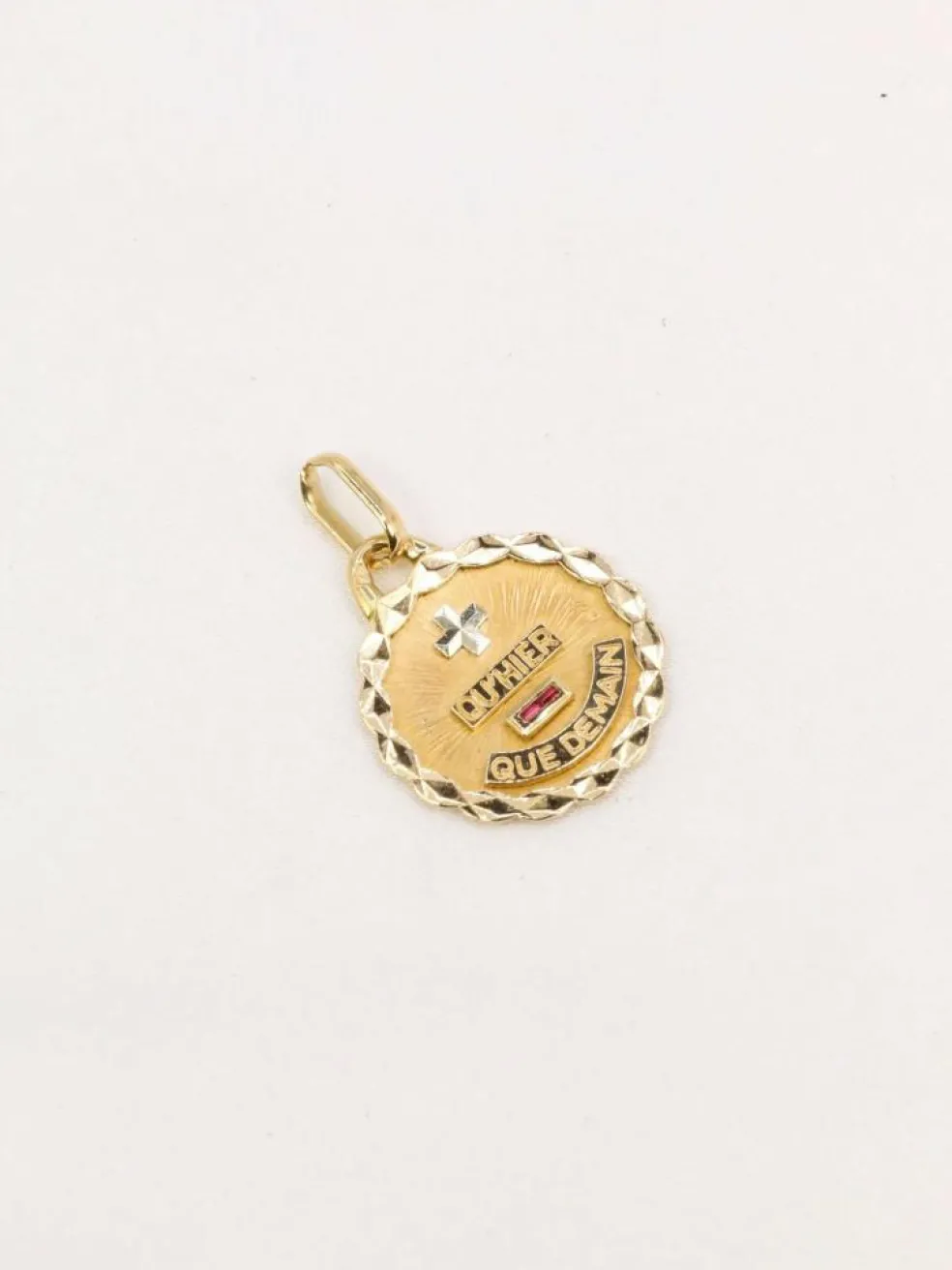 AUGIS - Médaille amour ronde Plus qu'hier moins que demain or jaune rubis