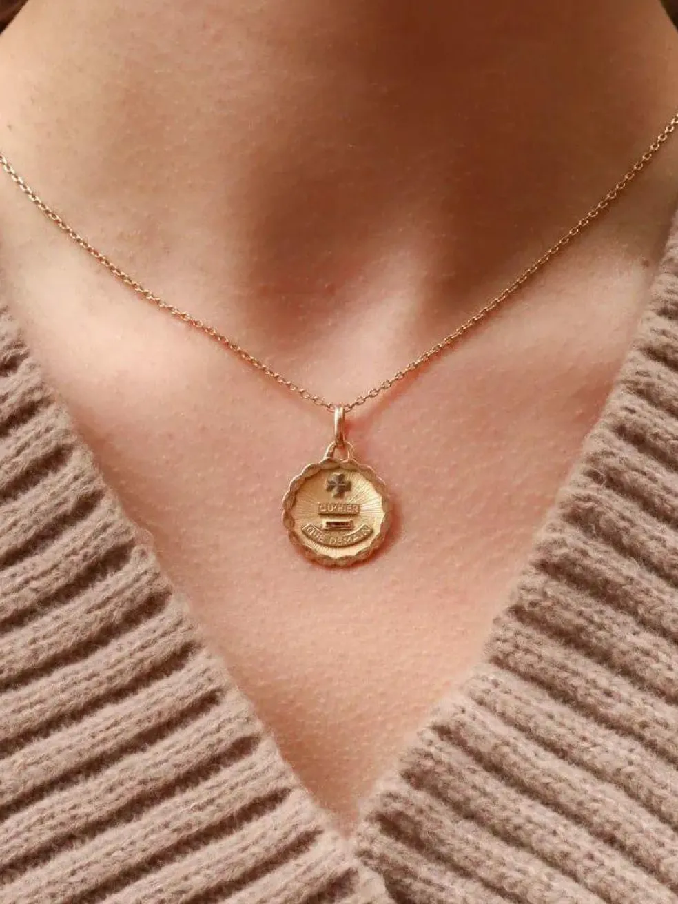 AUGIS - Médaille amour ronde Plus qu'hier moins que demain or jaune rubis motif ovale