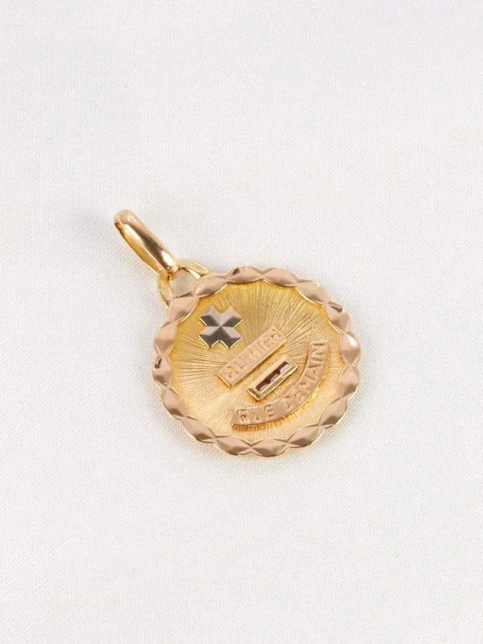 AUGIS - Médaille amour ronde Plus qu'hier moins que demain or jaune rubis motif ovale