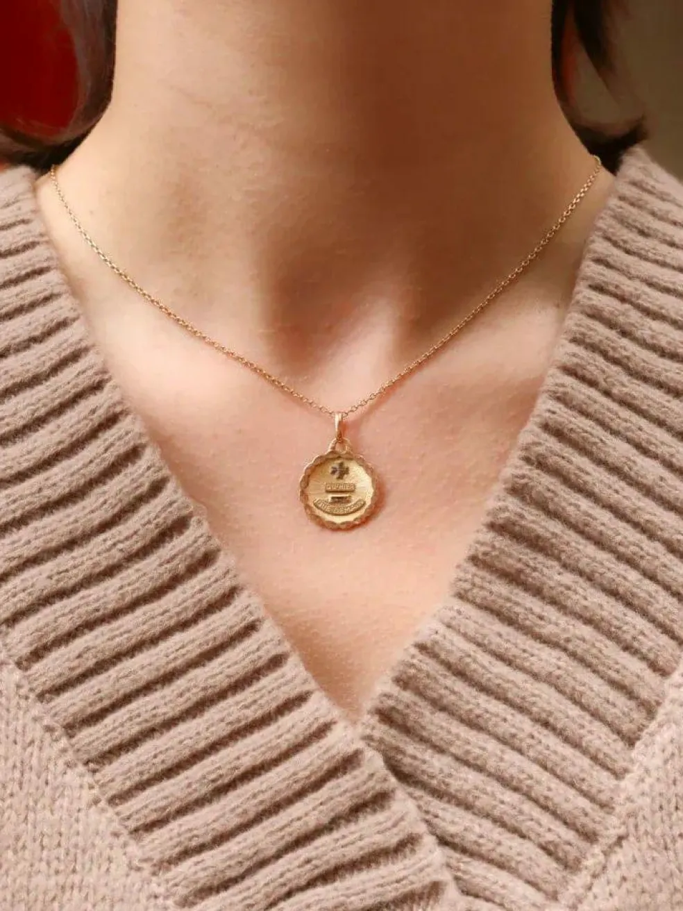 AUGIS - Médaille amour ronde Plus qu'hier moins que demain or jaune rubis motif ovale