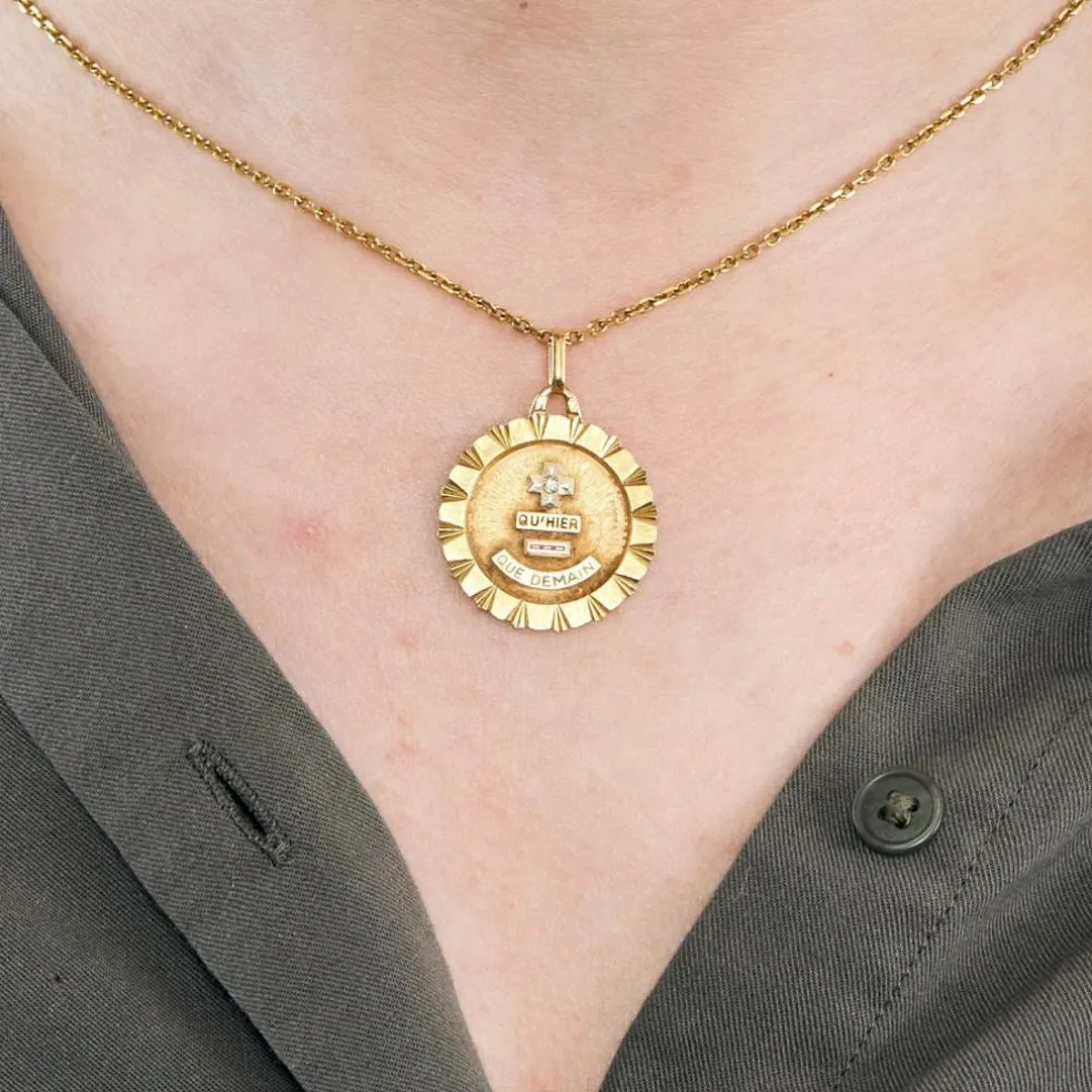 AUGIS - Médaille d'Amour - or jaune, diamants et rubis de synthèses