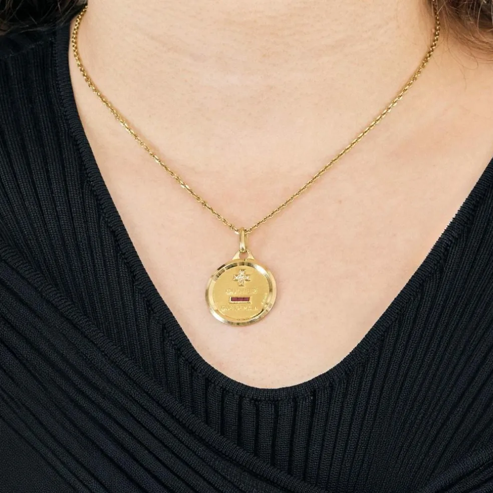 AUGIS - Médaille d'amour - Pendentif or jaune, diamant et rubis de synthèse
