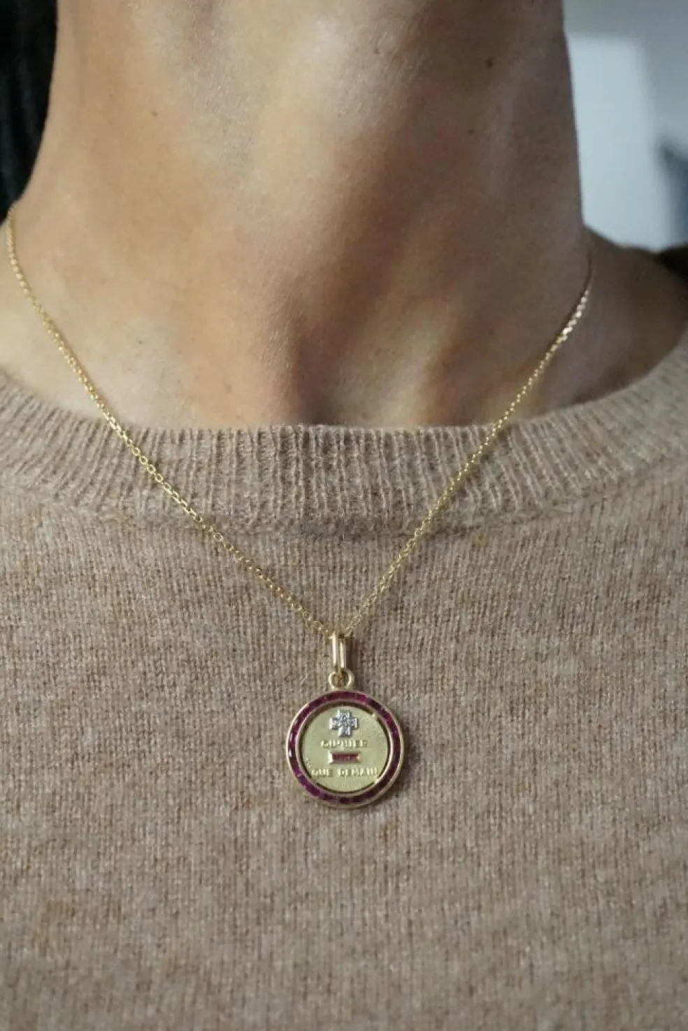 AUGIS - Médaille or jaune rubis diamants