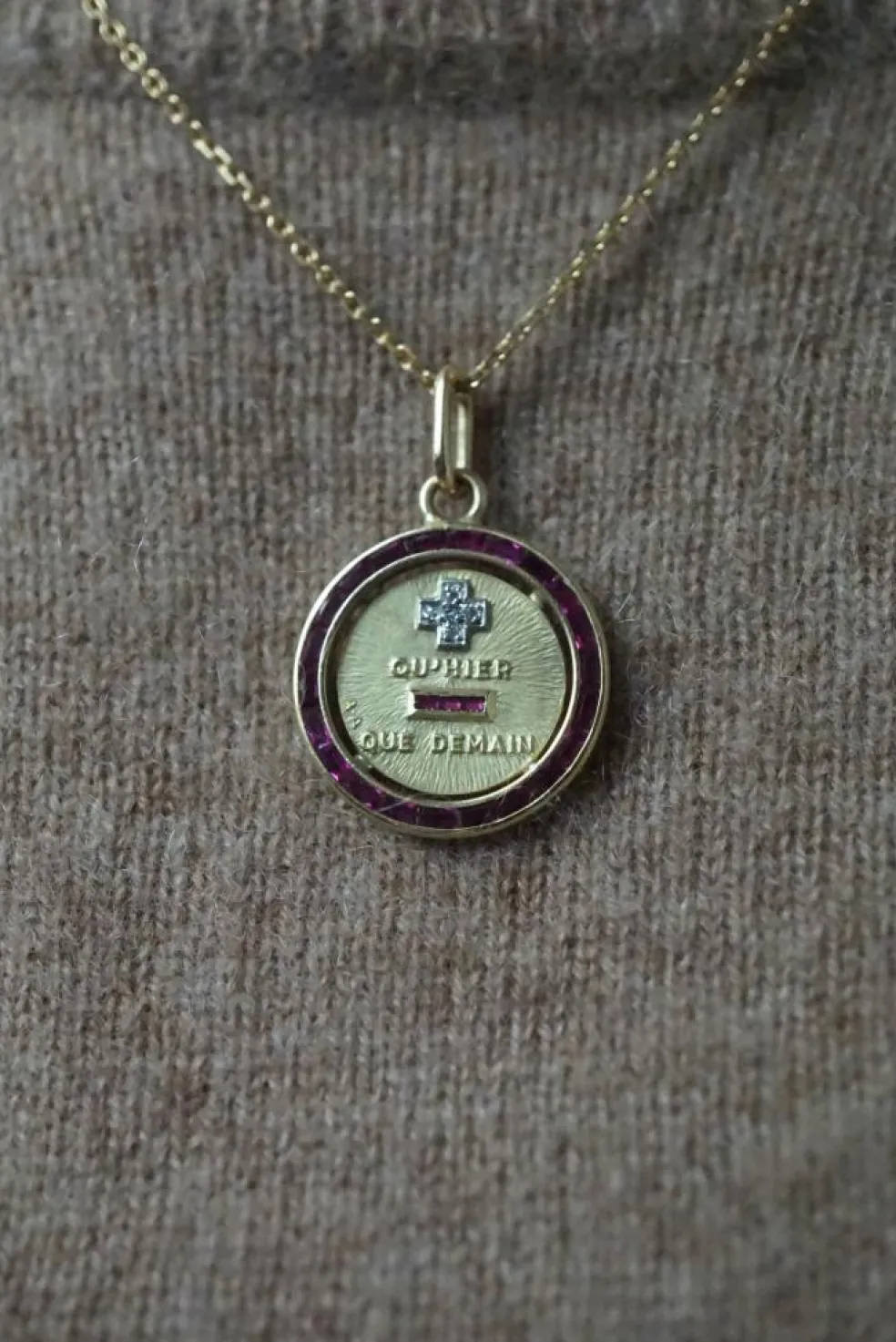 AUGIS - Médaille or jaune rubis diamants