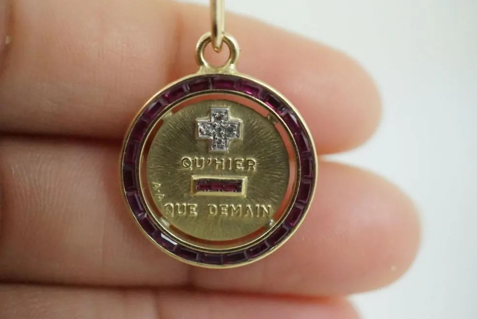 AUGIS - Médaille or jaune rubis diamants