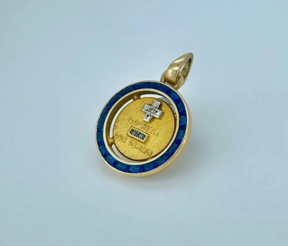 Augis - Médaille or jaune, saphirs, diamants