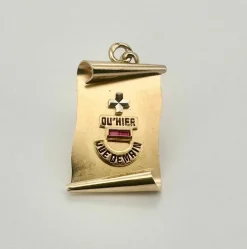 AUGIS - Médaille pendentif or jaune, rubis