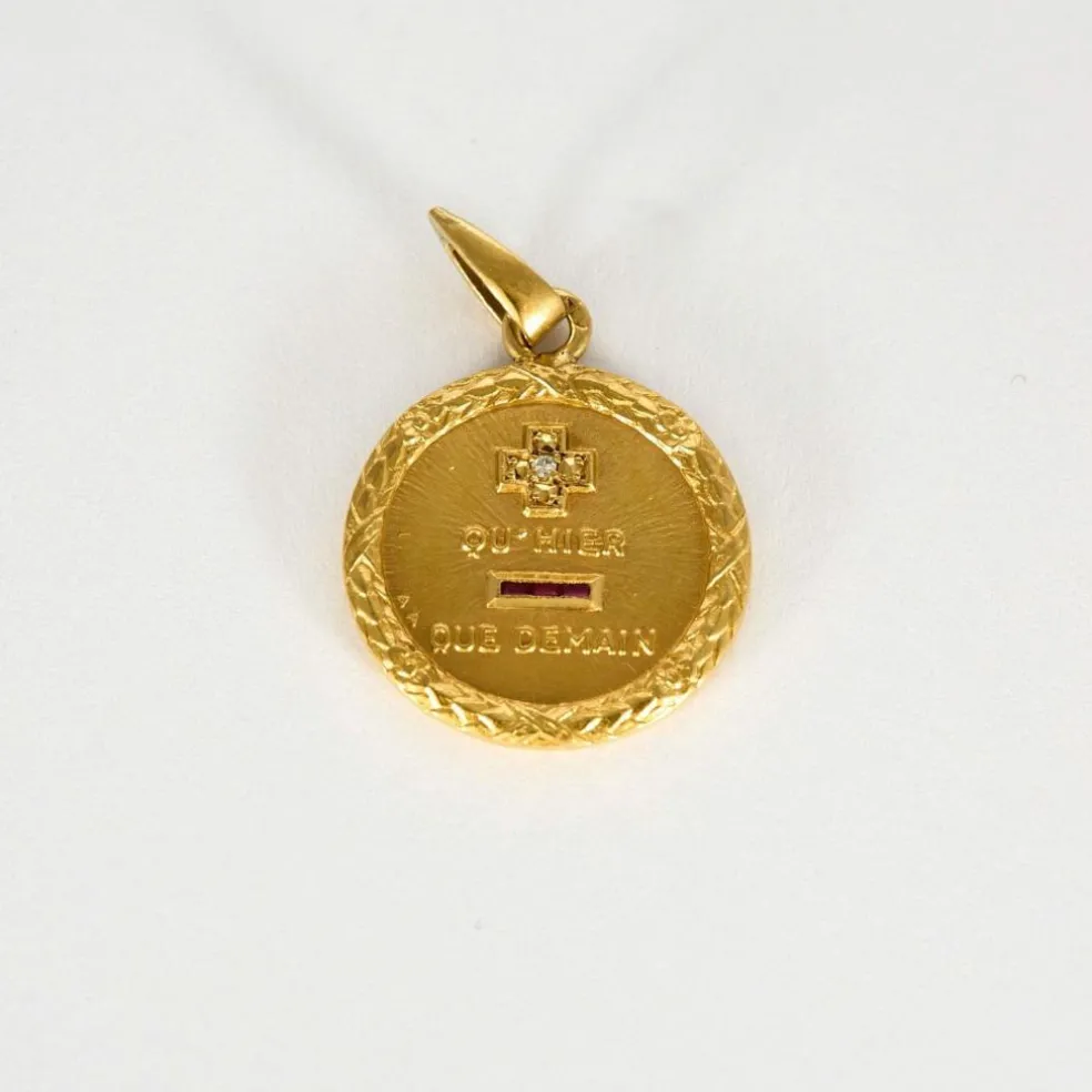 AUGIS - Médaille sentimentale en or jaune et rubis.