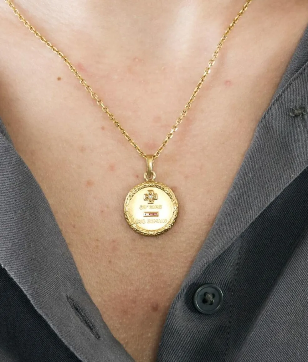 AUGIS - Médaille sentimentale en or jaune et rubis.