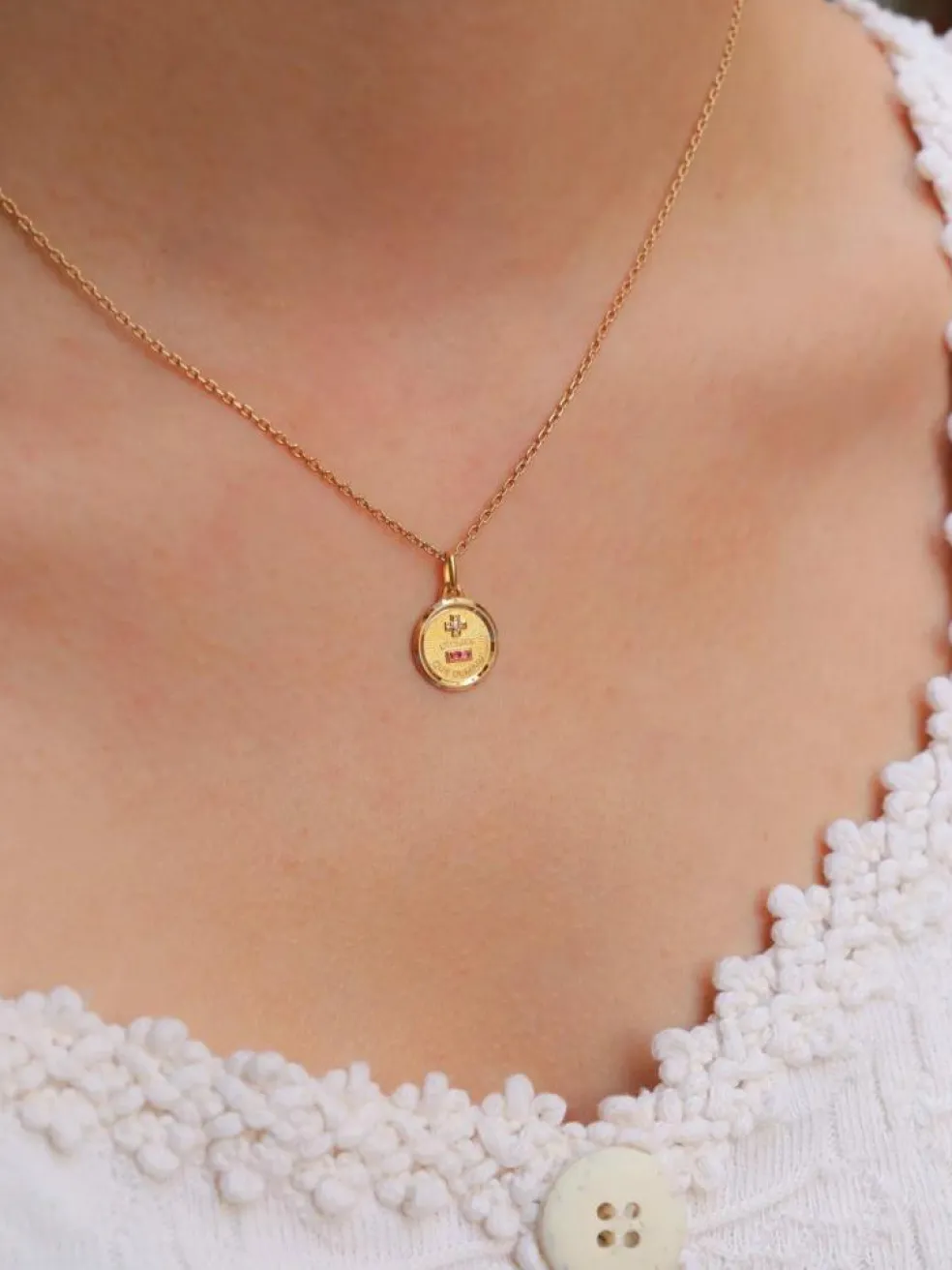 AUGIS - Mini Médaille amour or jaune diamant rubis