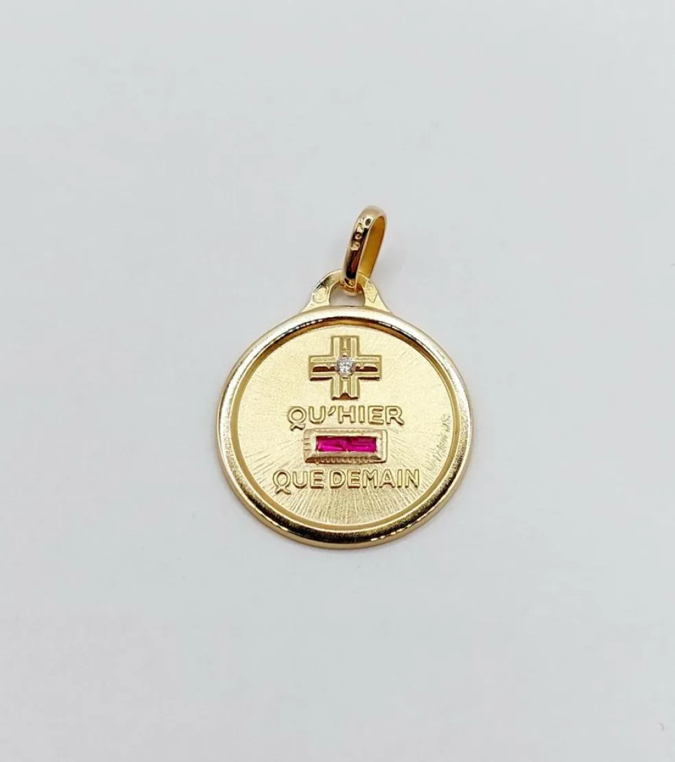 AUGIS - Pendentif médaille d'amour or "+ qu'hier - que demain" - L'Essentielle