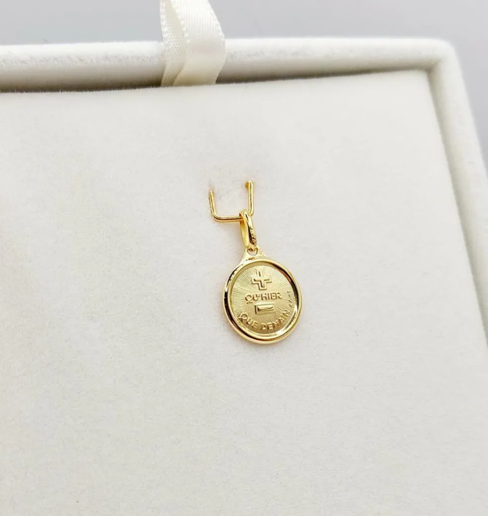AUGIS - Pendentif médaille d'amour or "+ qu'hier - que demain" - L'Originale Mini